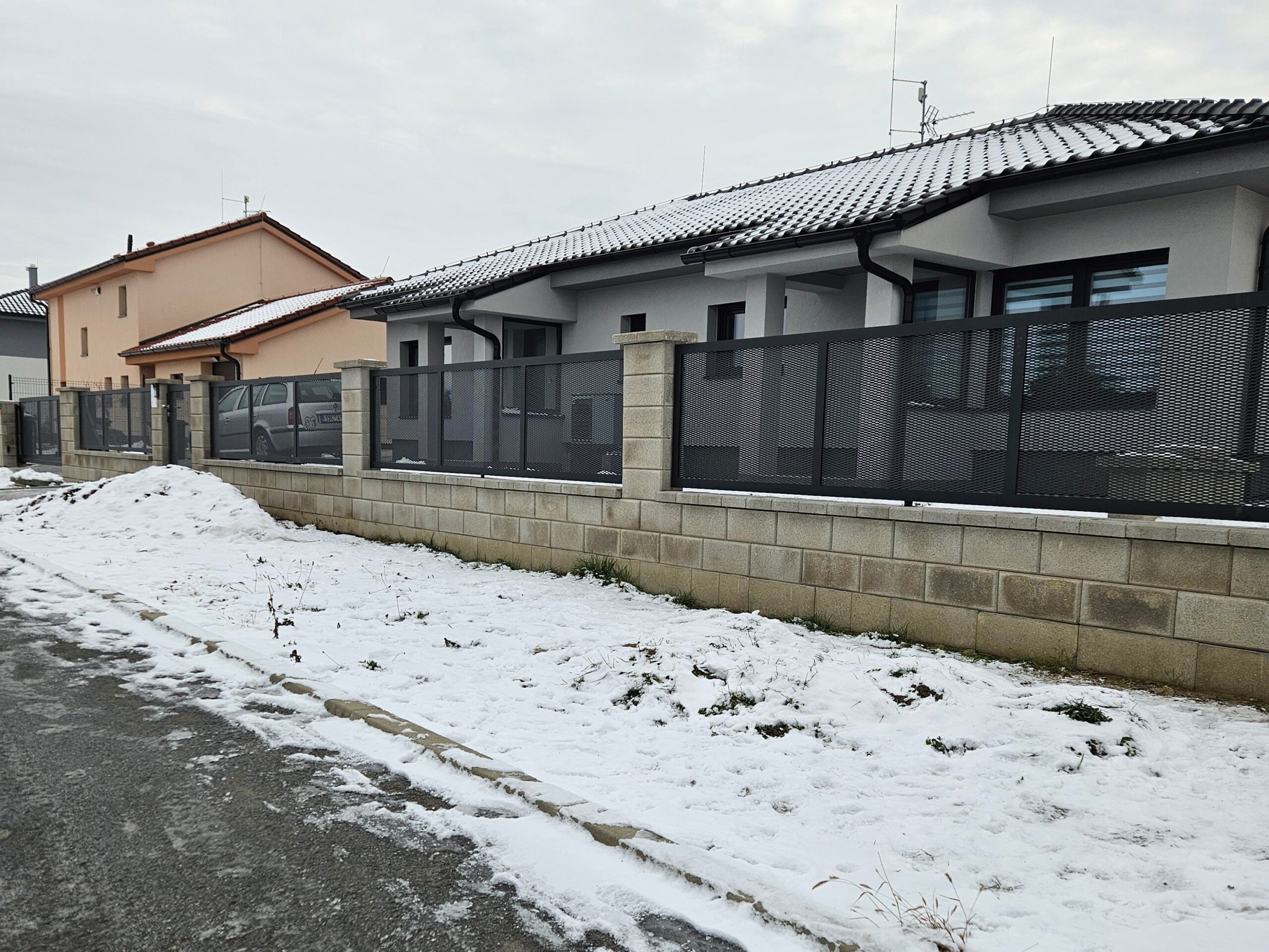 Náhled realizace hliníkového plotu v Kostomlatech